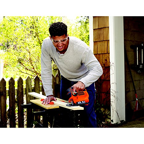 hombre serrado una tabla con la sierra de calar Black and Decker ks501